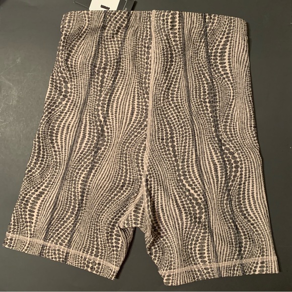 CARDI B Bike workout shorts, high waist with elastic grip waistband NWT size L - Picture 15 of 16